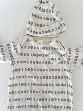 Moon Phase Ribbed Baby Gown with Matching Hat and Bib